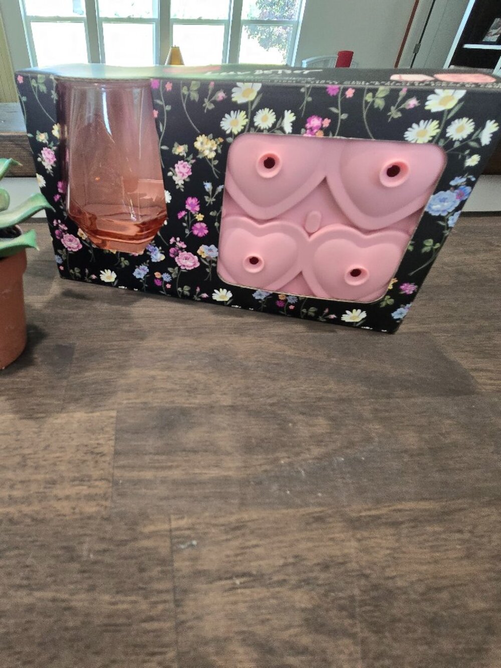 New Betsy Johnson Design line Luv Betsy Pink Glass heart shape ice-cube molds